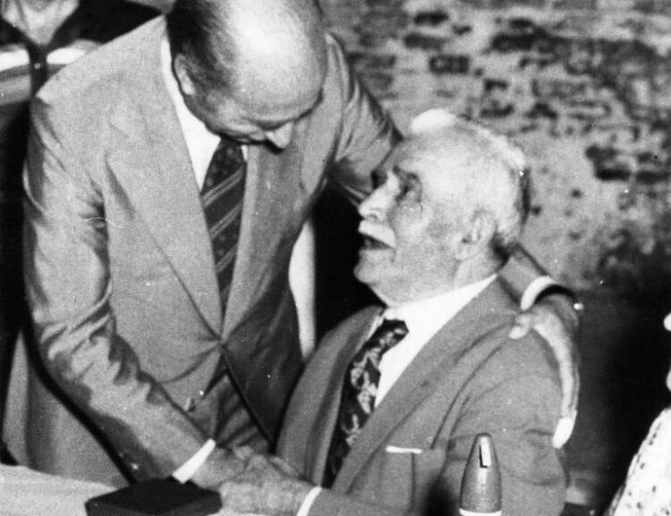 CÁSTULO HORTAL ES SALUDADO POR JUAN MANUEL FANGIO.