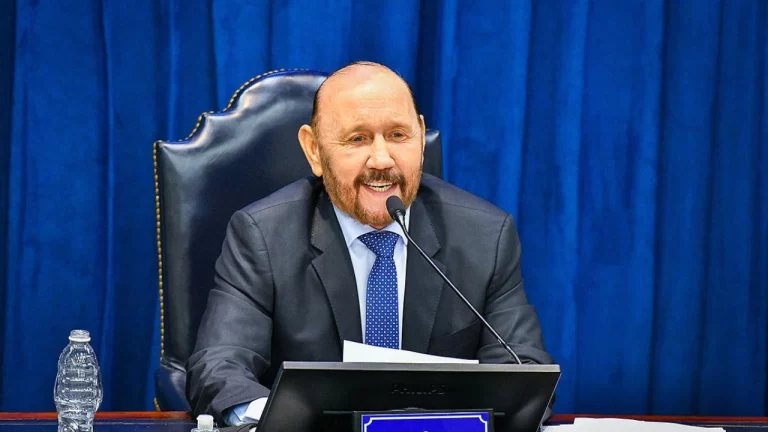 Insfrán se niega a abandonar su monarquía: “Ningún porteño nos va a…”