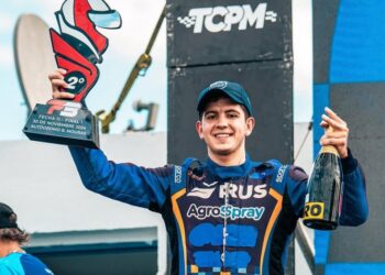 Juampi Alberti se sube a la escalera del TC