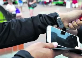 Casi le corta un dedo para robarle el celular