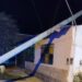 Un poste se cayó sobre una casa