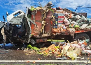 Triple choque con vuelco de camión de transporte de alimentos