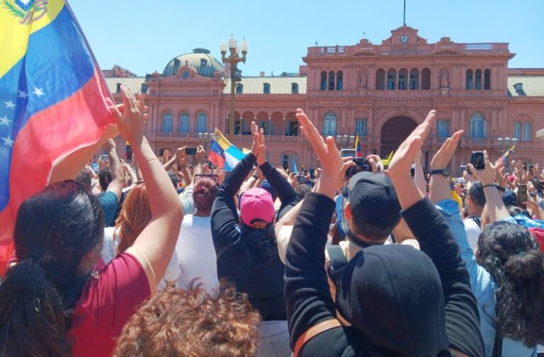 VIDEO. Emocionante ovación a Edmundo González en Buenos Aires