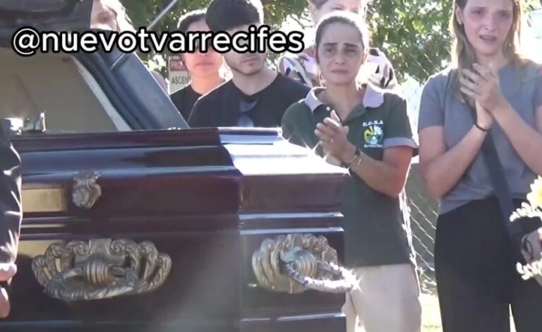 Multitudinaria y conmovedora despedida a Elenita