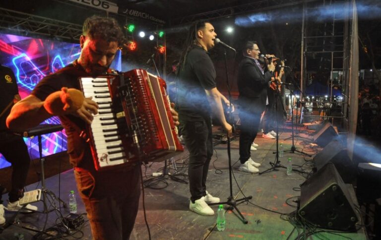 Multitudinario festejo del 171º aniversario de Salto