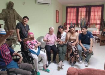 Jóvenes misioneros visitaron el Hogar de Ancianos