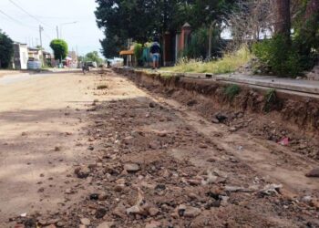 Sigue la construcción de cordón cuneta en calle Córdoba