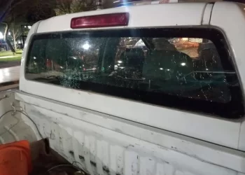 Atacó a un patrullero a piedrazos y escapó