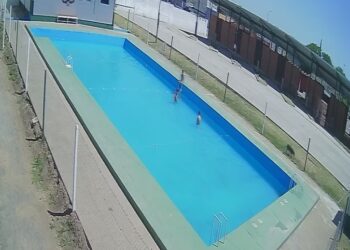 Advierten por chicos en la pileta del Estadio fuera de horario