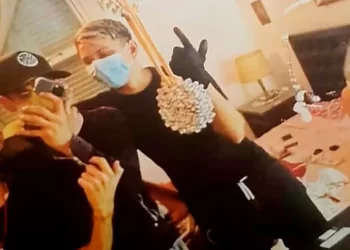 Aberrante: asaltaron y ataron a una anciana y se sacaron una selfie con ella