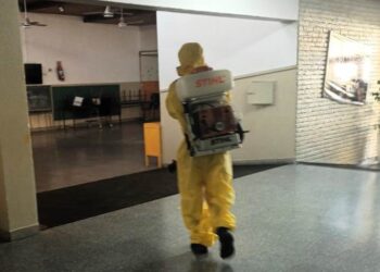 Desinfectan escuelas para la vuelta a clases