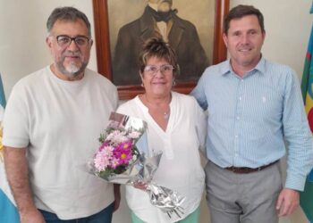 Se jubiló la enfermera Adriana Acosta y fue distinguida por el Intendente