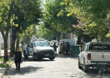 Le quitaron un subsidio, enloqueció y comenzó a romper y prender fuego autos
