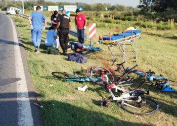 Tragedia: atropellan a un grupo de ciclistas en la autopista