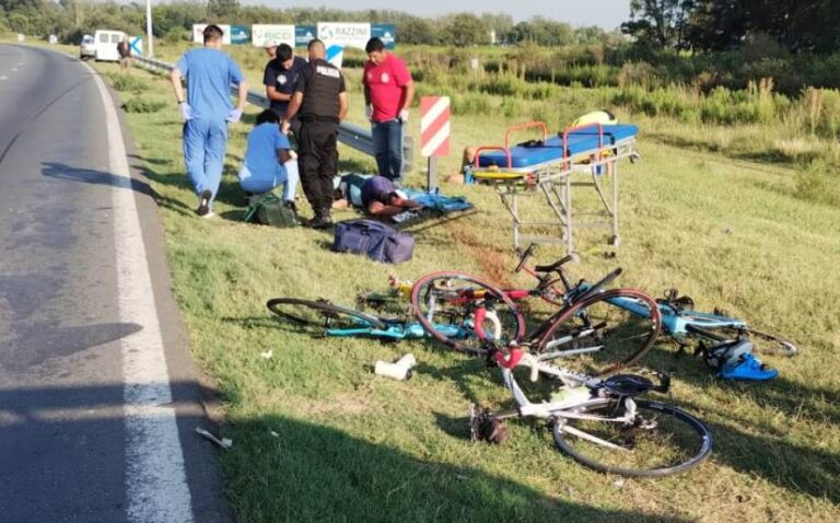 Tragedia: atropellan a un grupo de ciclistas en la autopista