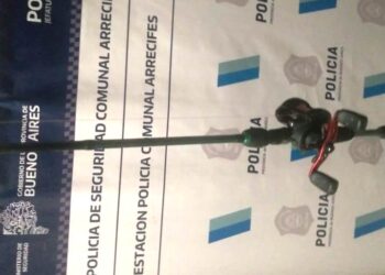 Le robaron tres cañas de pescar y encontraron una