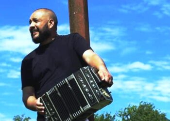 Peña con el bandoneonista Juan Acosta en el Día de los Enamorados