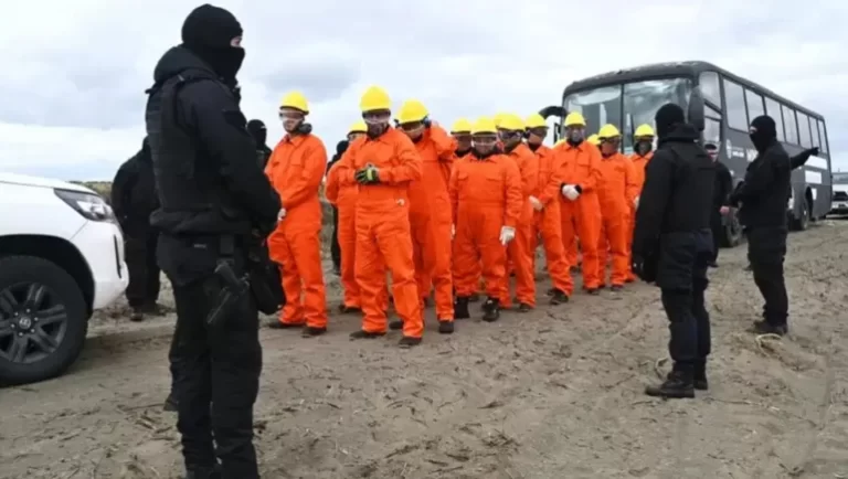 Un gobernador sacó a los presos a trabajar