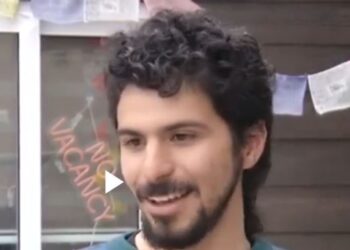 Impactante video: una ballena lo tragó y lo escupió