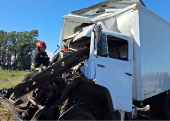 Grave choque de camiones en Carmen de Areco
