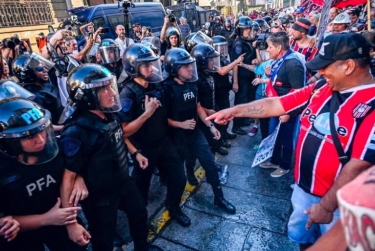 Preocupación por la convocatoria de las barras de fútbol a la marcha de jubilados