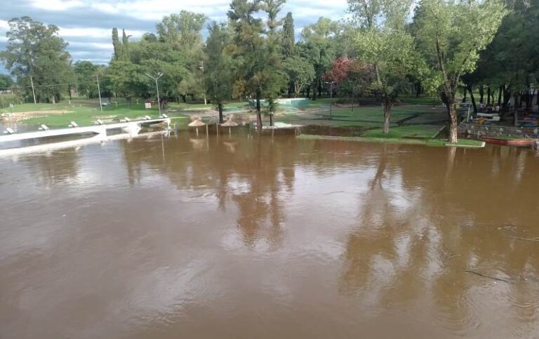 Creció el río y preparan posibles evacuaciones