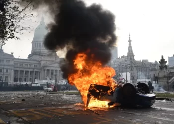 Barras bravas y violentos sectores políticos causaron serios incidentes en la marcha de jubilados