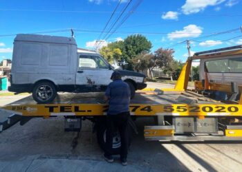 Empezaron a secuestrar vehículos abandonados en la calle