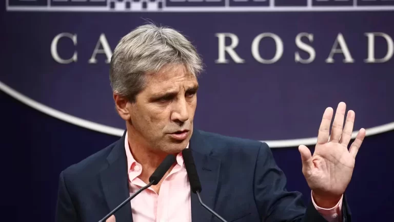 La oposición celebra la suba del dólar y del Riesgo País