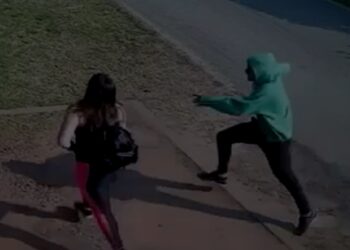 La apuntaron y le robaron en la calle