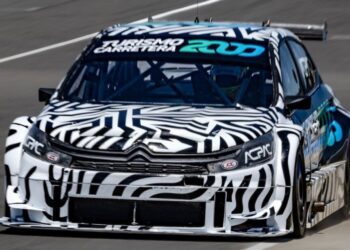 Con pocos autos y dos arrecifeños, se estrena el Turismo Carretera 2000