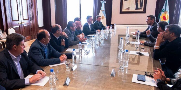 Kicillof firmó convenios por créditos para Arrecifes y otros siete municipios