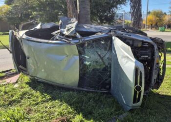 Descontrolado vuelco de un auto en la madrugada