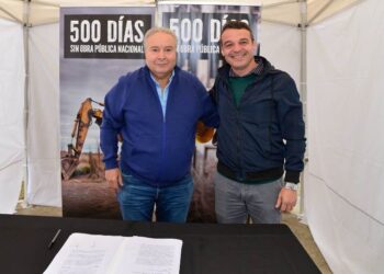 Alessandro y Gabilondo en el acto de los “500 días sin obra pública nacional”