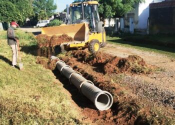 Limpieza de cunetas y colocación de tubos en la Villa