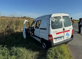 Vuelca una camioneta de Vialidad en la Autopista