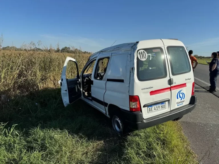 Vuelca una camioneta de Vialidad en la Autopista