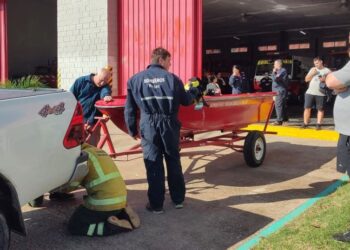Buscan a dos jóvenes desaparecidos en la inundación en Rojas