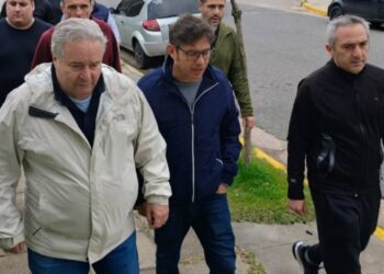Inundaciones: Kicillof visitó Salto y San Antonio de Areco