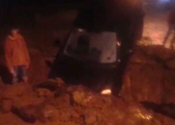 VIDEO. Accidente: un auto cayó en una cuneta