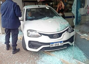 Increíble: qué le pasó al auto que se metió dentro de una farmacia