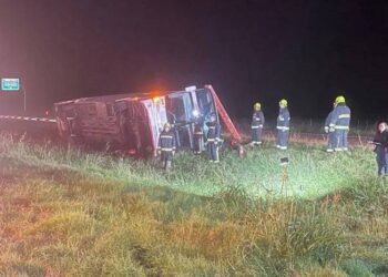 Volcó un micro en la autopista 8