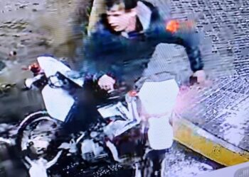 Robo de moto: difunden imagen de una cámara privada