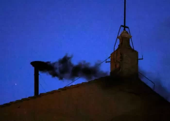 Humo negro en el Vaticano: aún no hay nuevo Papa