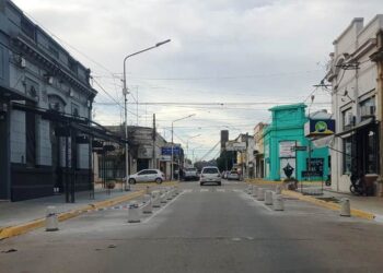 Comenzaron a colocar los bolardos en calle Ricardo Gutiérrez