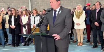 Bouvier tomó la promesa de fidelidad a la bandera a más de 200 alumnos