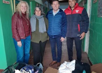 Distribuyen donaciones de ropa y calzado en escuelas y clubes