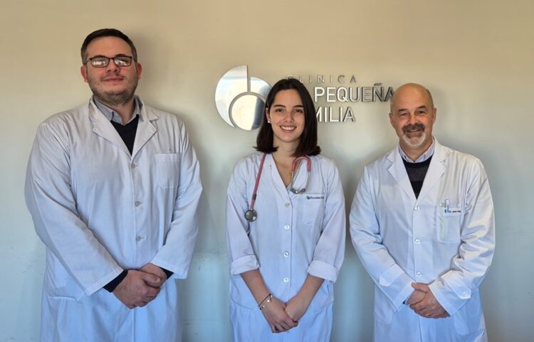 Dr. Rodolfo Scaravonati (Presidente del Cómite de docencia), Dra. Luisiana Giorgio (Residente de 3er año de Clínica Médica) y Dr. Javier Pepa (Director Médico Adjunto)