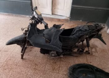 Le robaron la moto y la encontró toda desarmada