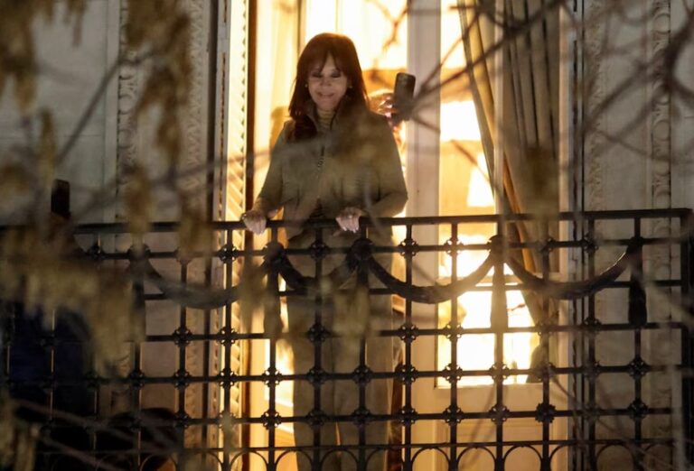 Qué pidió el abogado de CFK además de la prisión domiciliaria